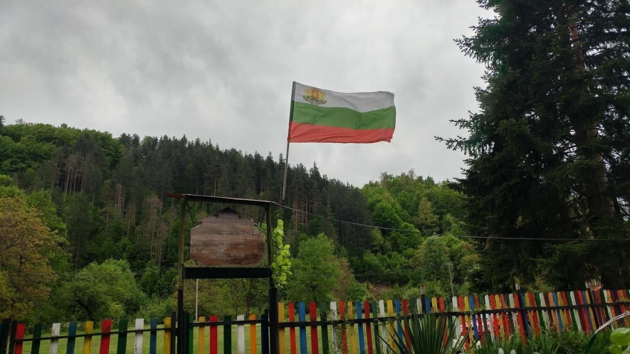 Къща за гости Дъга Cherni Osum Екстериор снимка